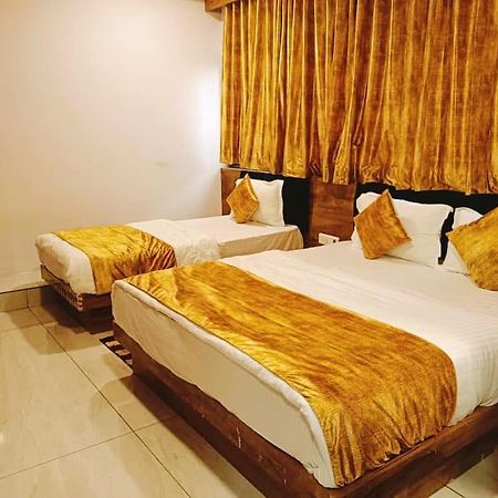 Hotel Mansarovar,Вадодара Екстериор снимка