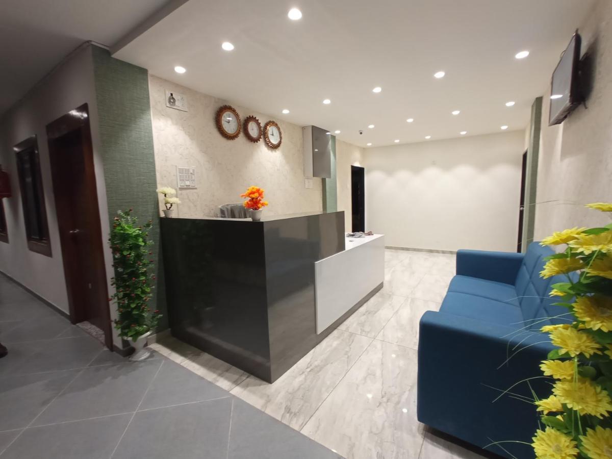 Hotel Mansarovar,Вадодара Екстериор снимка