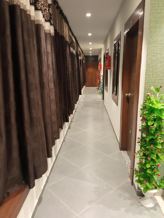 Hotel Mansarovar,Вадодара Екстериор снимка