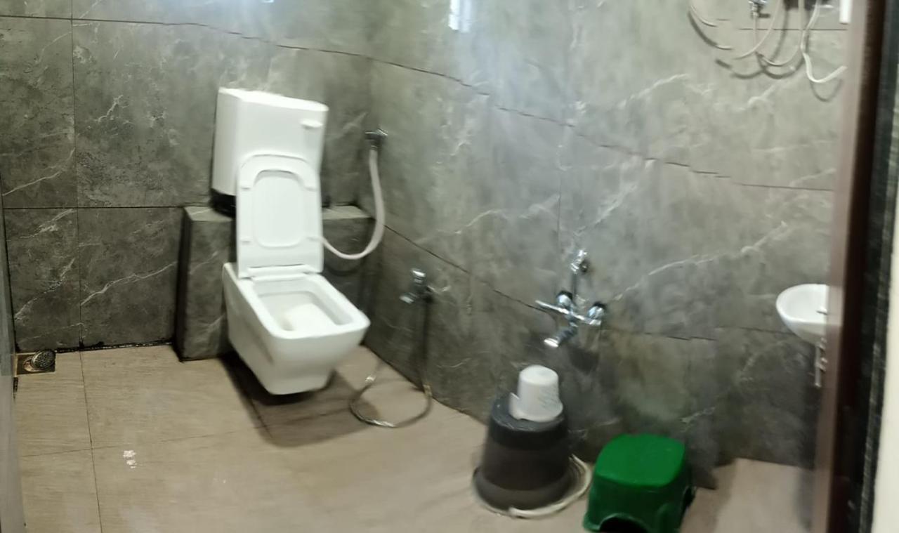 Hotel Mansarovar,Вадодара Екстериор снимка
