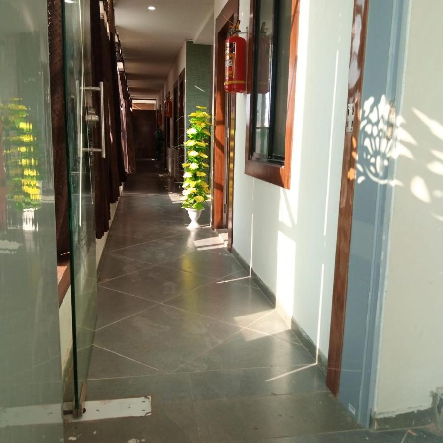 Hotel Mansarovar,Вадодара Екстериор снимка