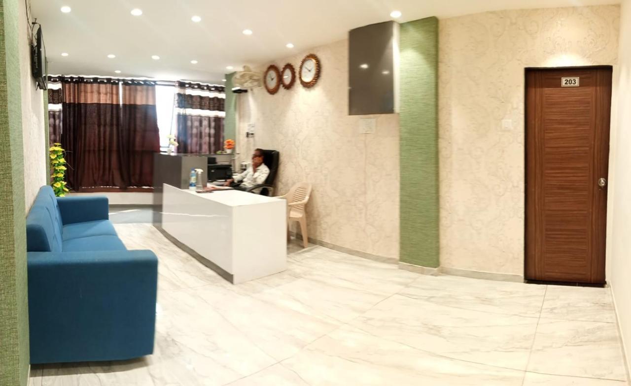 Hotel Mansarovar,Вадодара Екстериор снимка