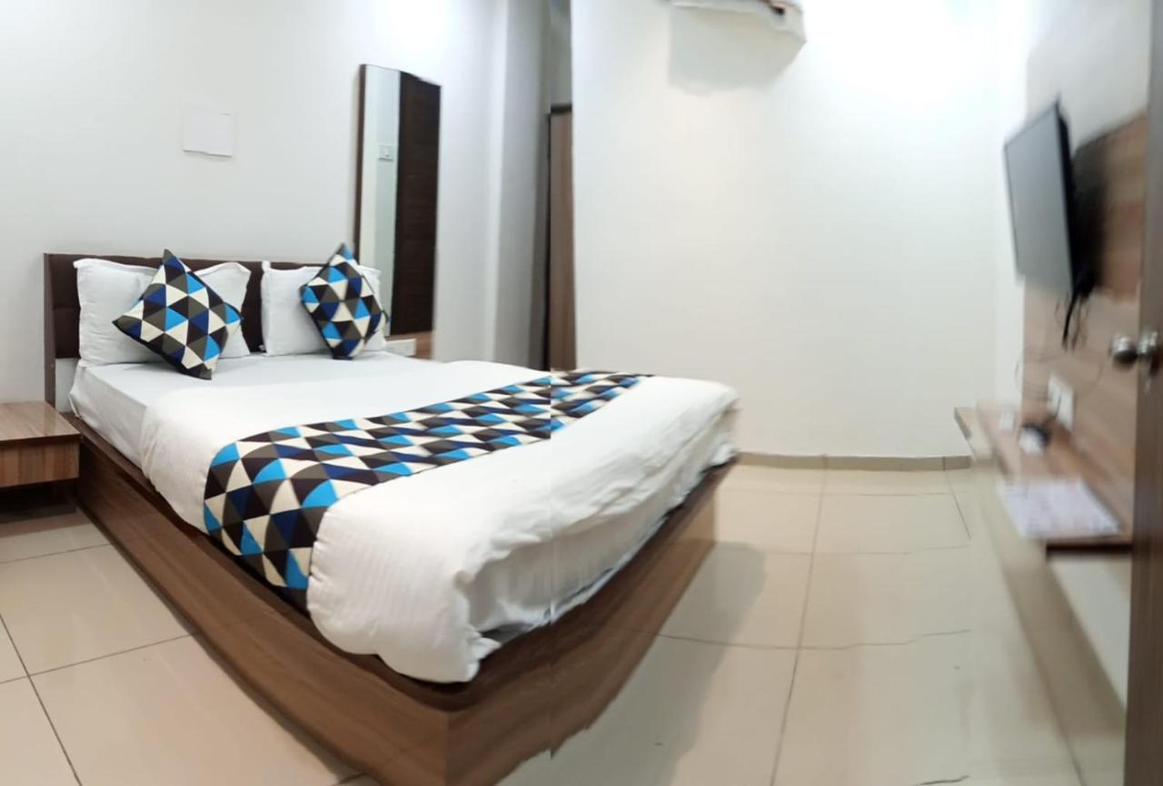 Hotel Mansarovar,Вадодара Екстериор снимка