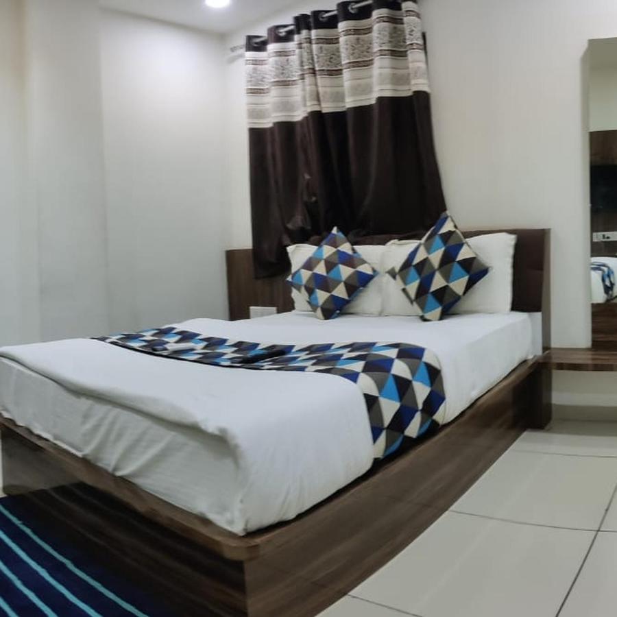Hotel Mansarovar,Вадодара Екстериор снимка