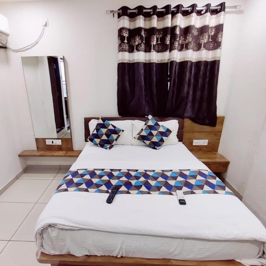 Hotel Mansarovar,Вадодара Екстериор снимка