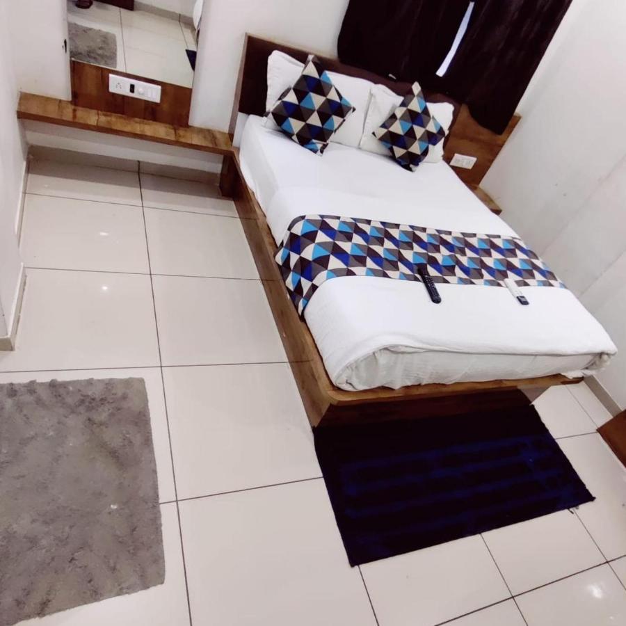Hotel Mansarovar,Вадодара Екстериор снимка