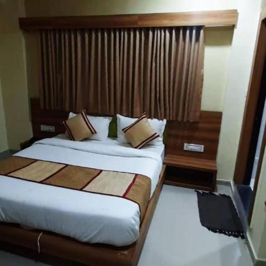 Hotel Mansarovar,Вадодара Екстериор снимка