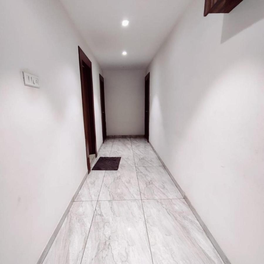 Hotel Mansarovar,Вадодара Екстериор снимка
