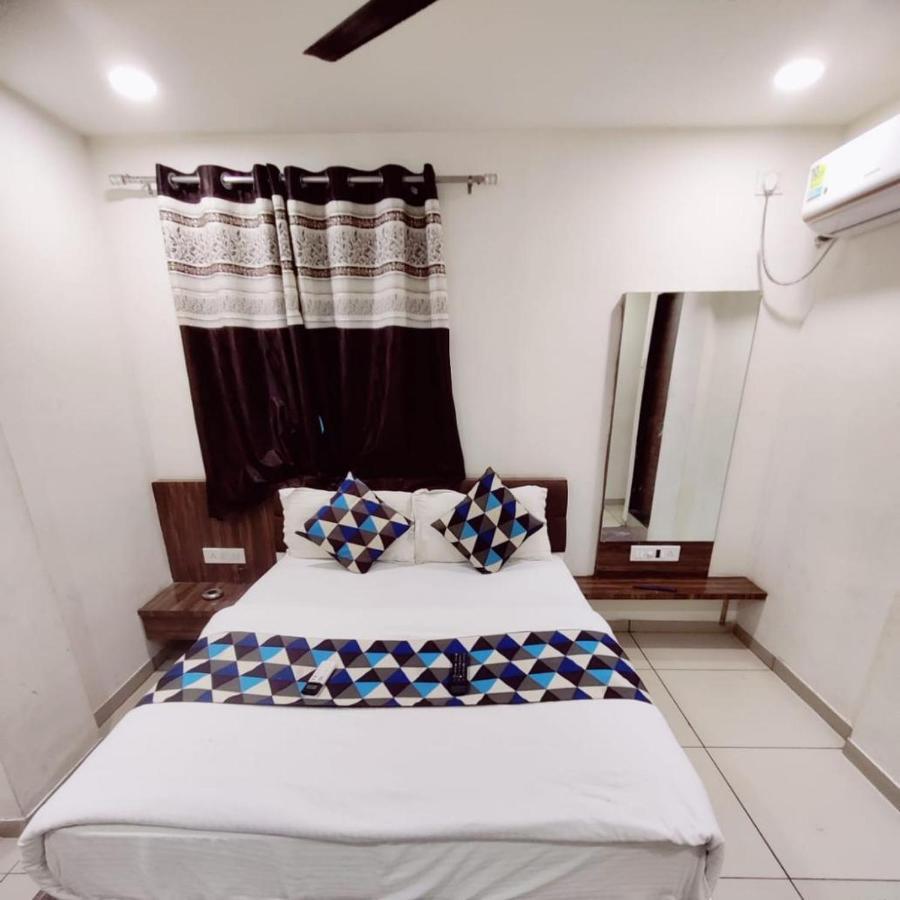 Hotel Mansarovar,Вадодара Екстериор снимка