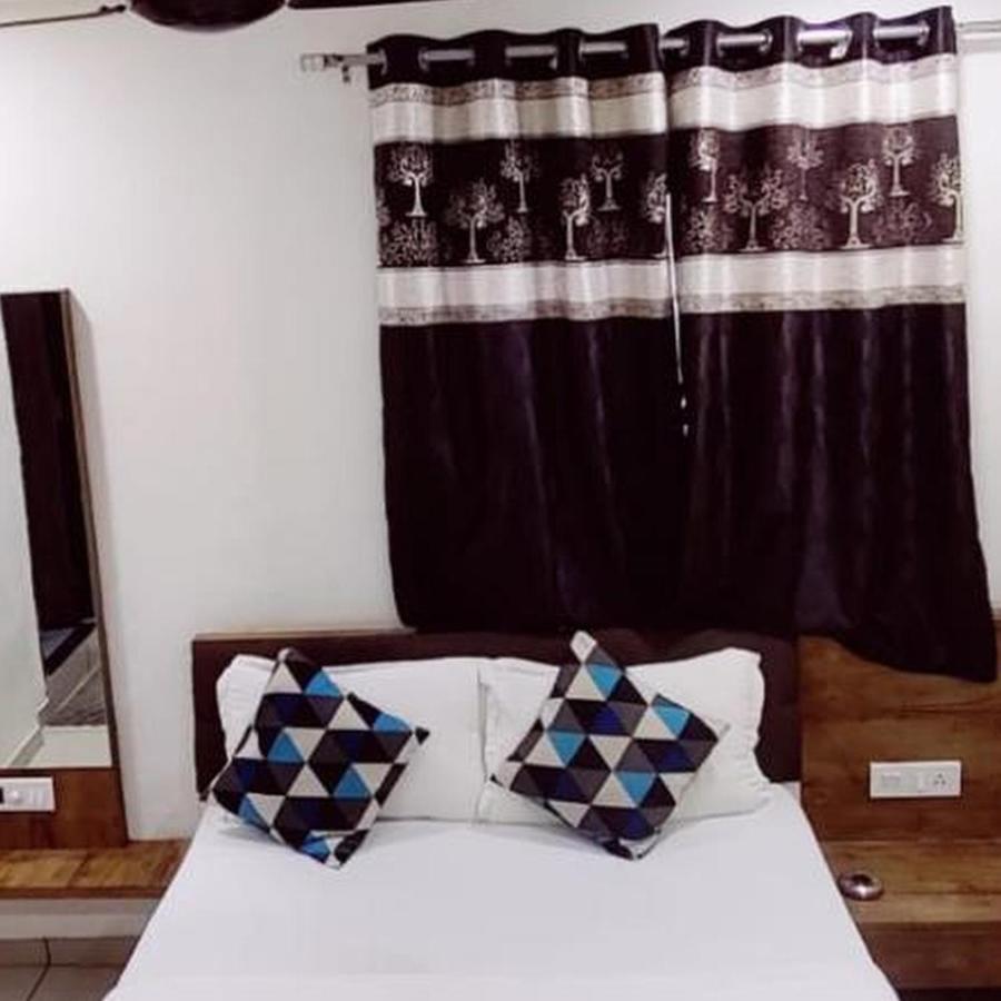 Hotel Mansarovar,Вадодара Екстериор снимка