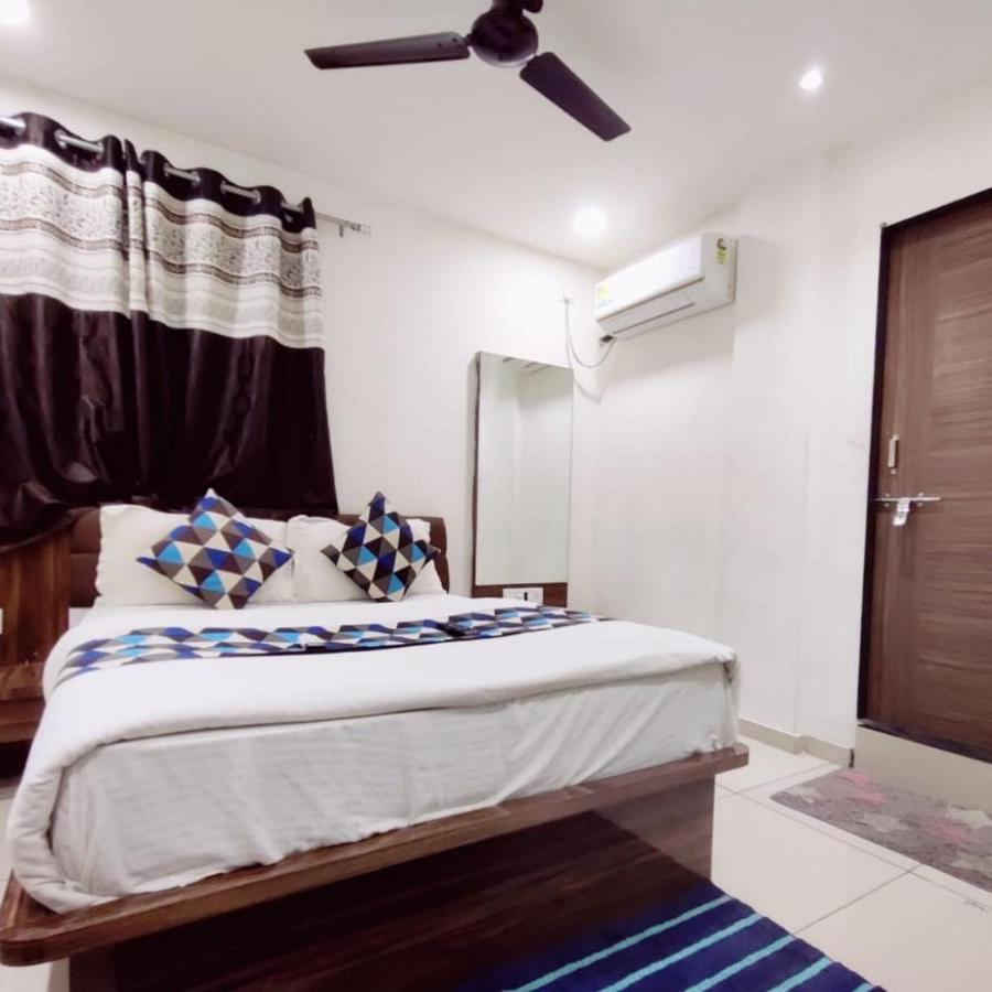 Hotel Mansarovar,Вадодара Екстериор снимка