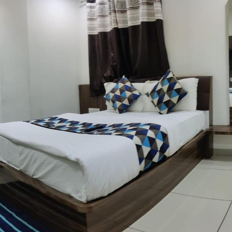 Hotel Mansarovar,Вадодара Екстериор снимка