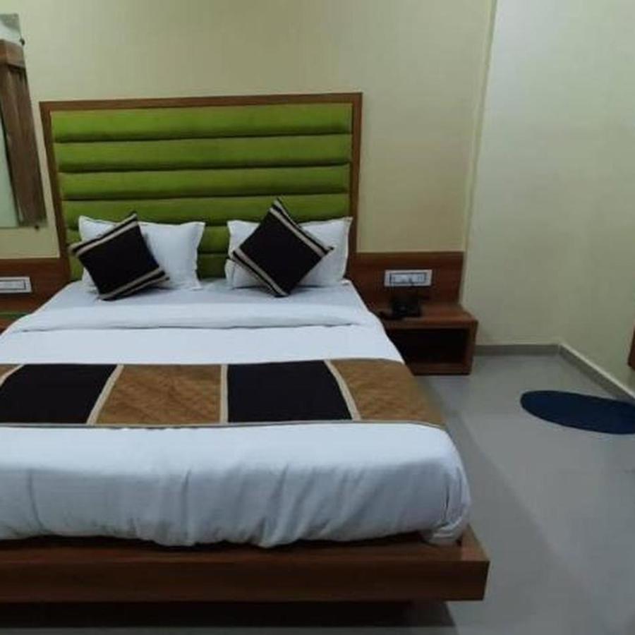 Hotel Mansarovar,Вадодара Екстериор снимка