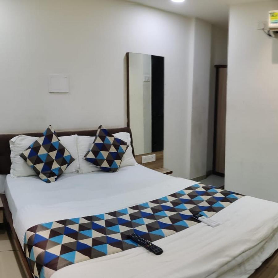 Hotel Mansarovar,Вадодара Екстериор снимка