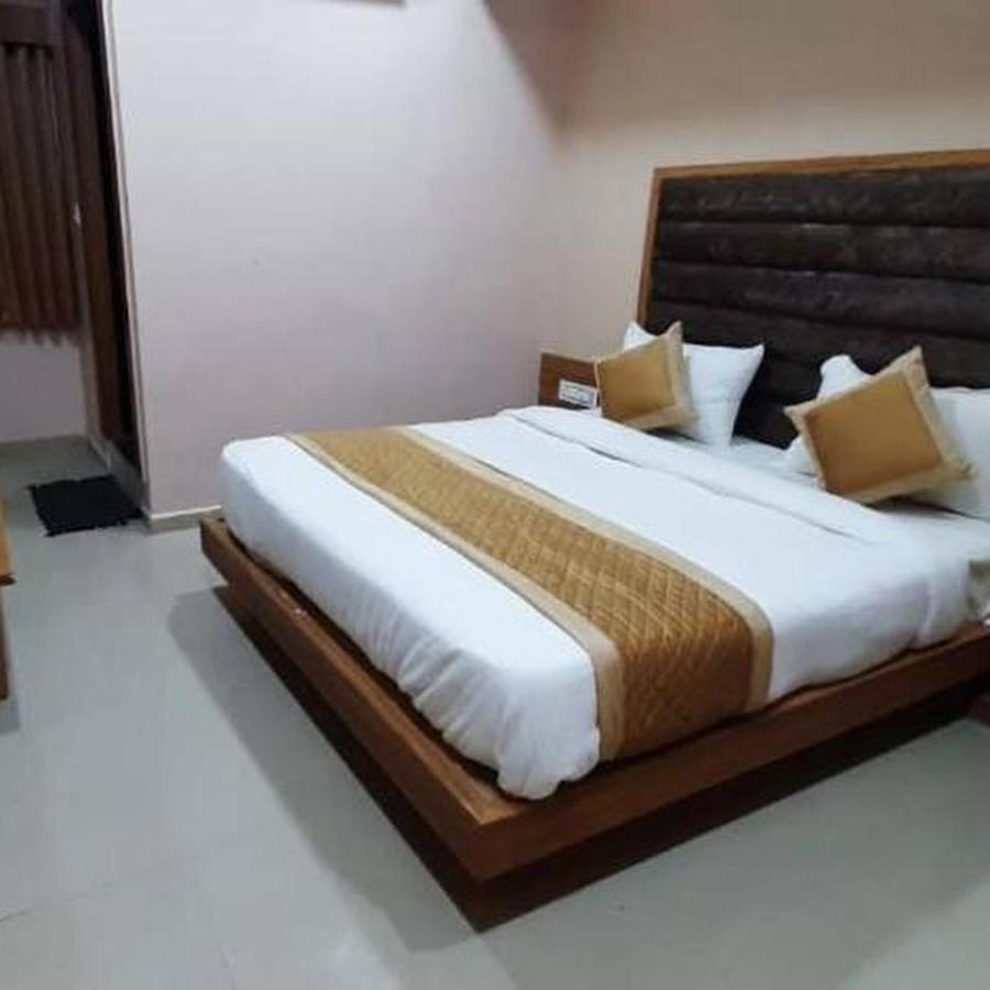 Hotel Mansarovar,Вадодара Екстериор снимка