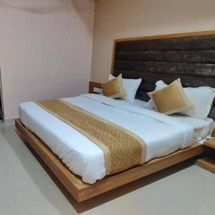 Hotel Mansarovar,Вадодара Екстериор снимка