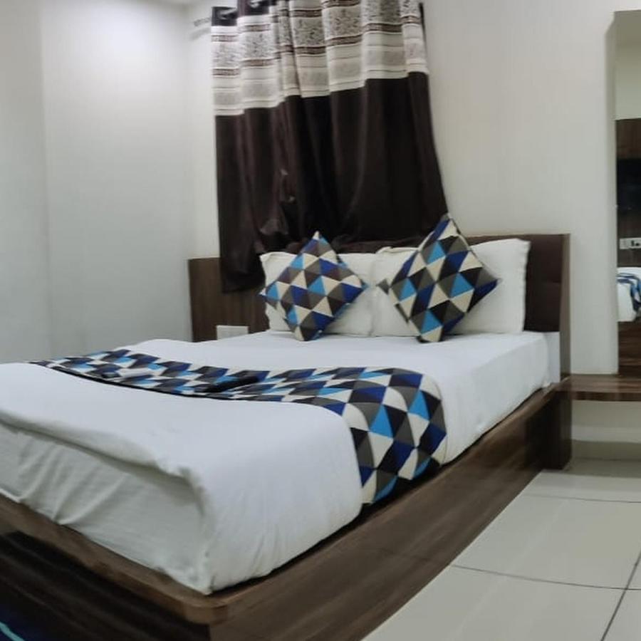 Hotel Mansarovar,Вадодара Екстериор снимка