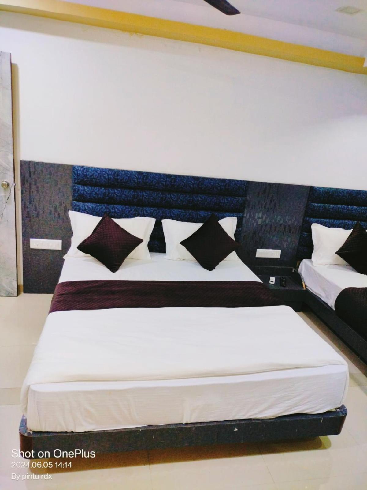 Hotel Mansarovar,Вадодара Екстериор снимка