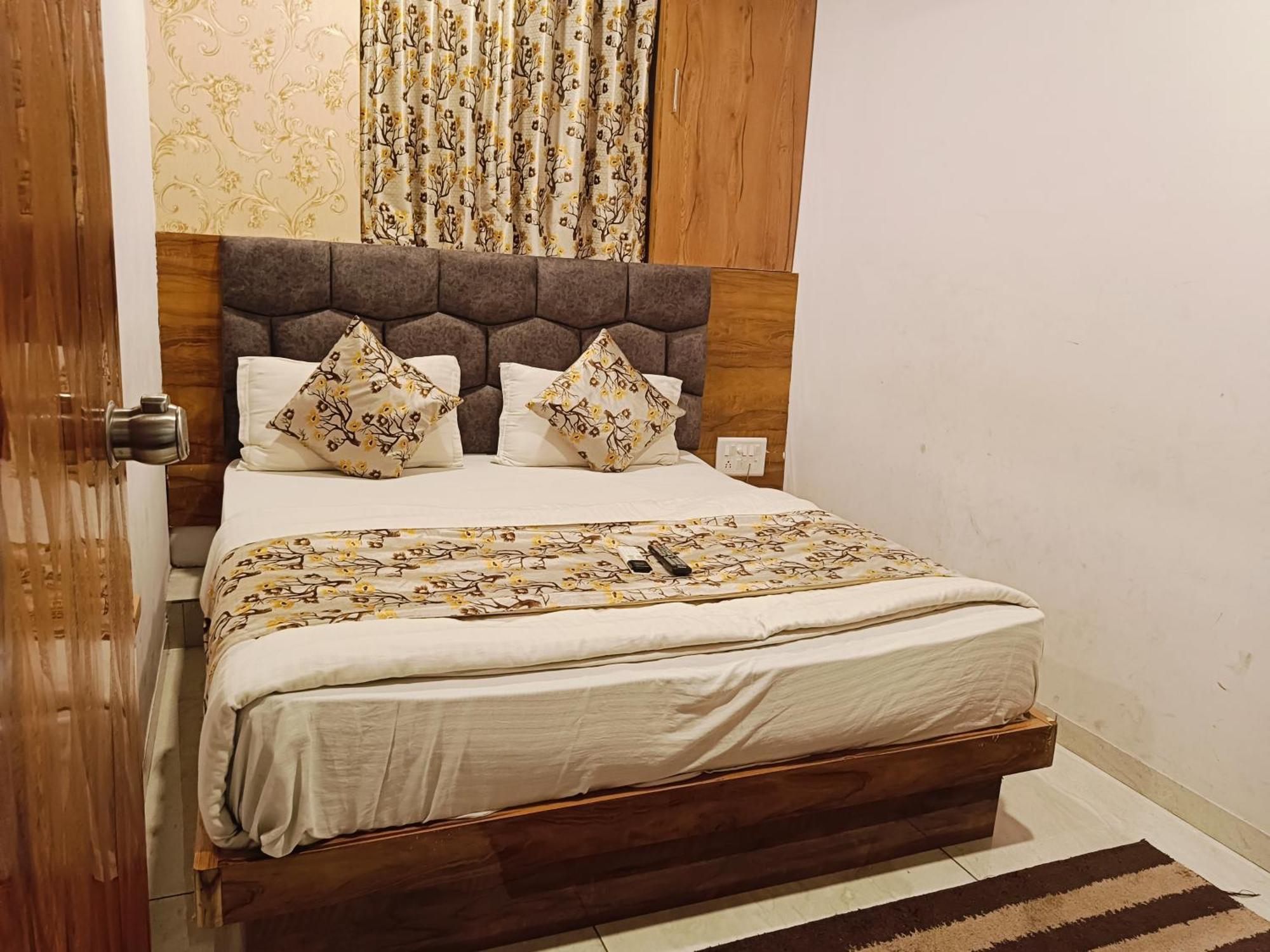 Hotel Mansarovar,Вадодара Екстериор снимка