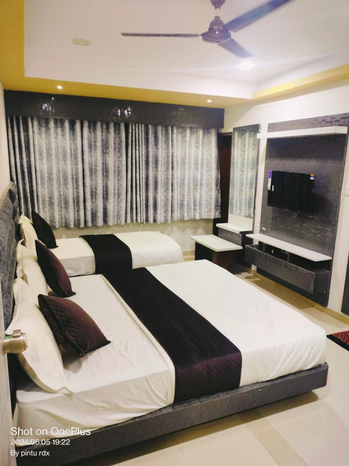 Hotel Mansarovar,Вадодара Екстериор снимка